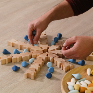 Leseni ravnotežni gradnik ACRO-BAT za prosto igro in raziskovanje ravnotežja