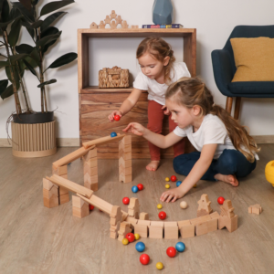 Leseni ravnotežni gradniki ACRO-BLOKS za prosto igro in ustvarjalno grajenje