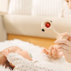 PlanToys ropotuljica z visokim kontrastom črno bela igrača za dojenčke